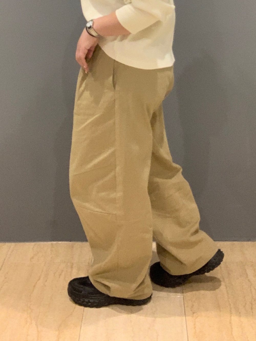 ベージュ系のチノパンツ、ホワイト系のTシャツ/カットソーを着用したレディースの冬コーディネートの6枚目の写真