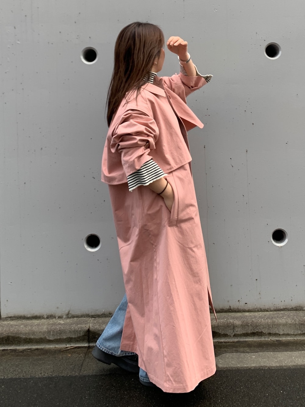 ホワイト系のニット/セーター、ピンク系のその他アウター、ブルー系のデニムパンツを着用したレディースの冬コーディネートの2枚目の写真