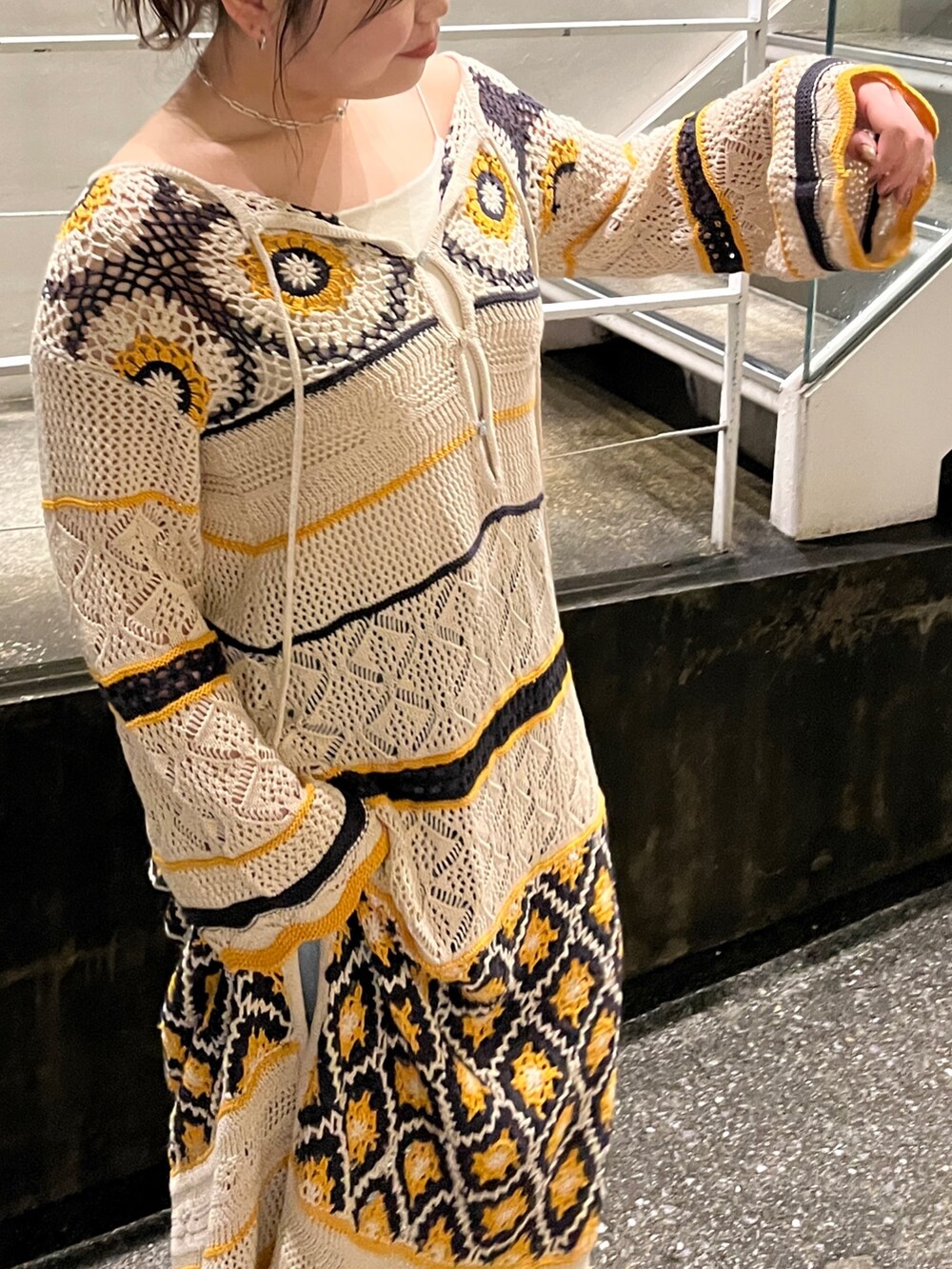 ホワイト系のキャミソール、ブルー系のデニムパンツ、その他のワンピースを着用したレディースの秋コーディネートの7枚目の写真