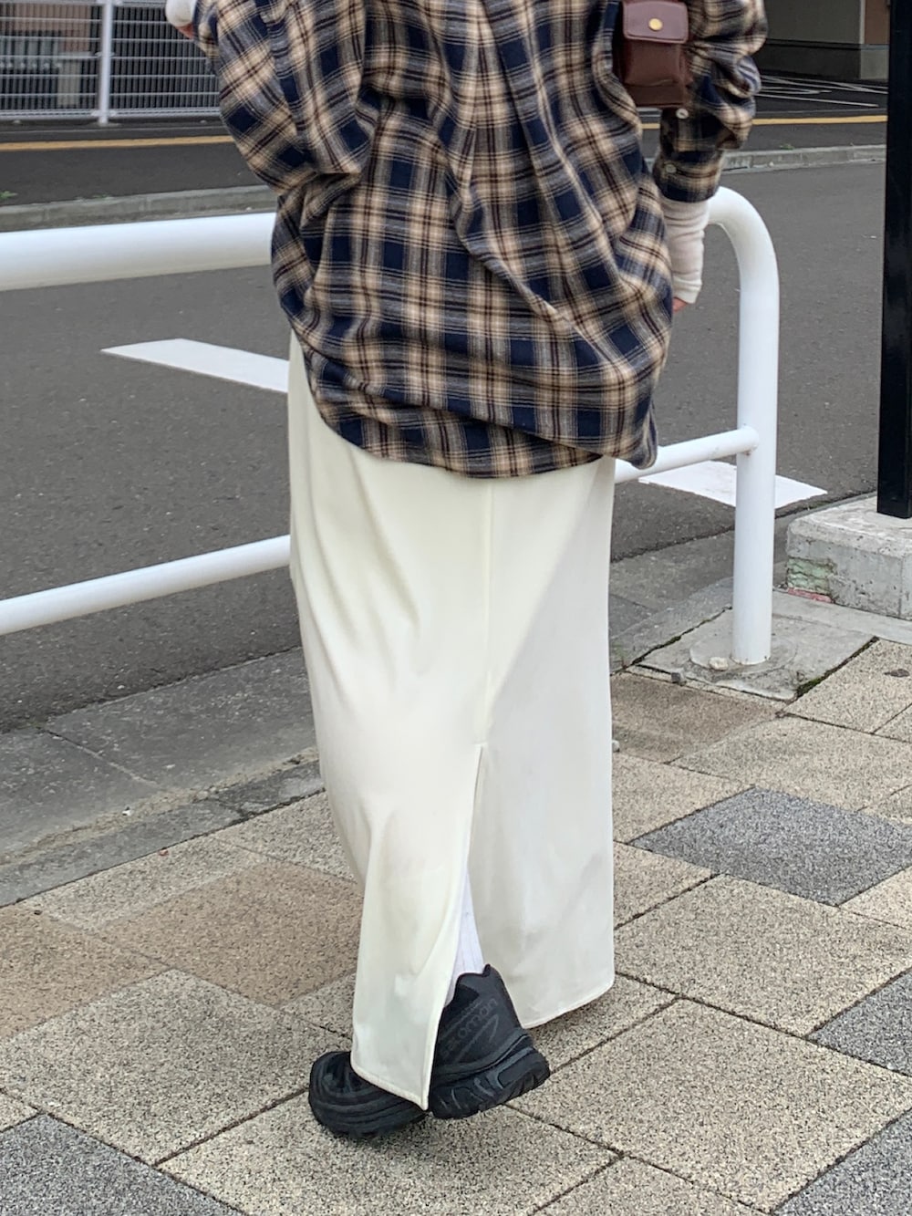 ブルー系のシャツ/ブラウス、ホワイト系のスカート、ホワイト系のTシャツ/カットソーを着用したレディースの夏コーディネートの7枚目の写真