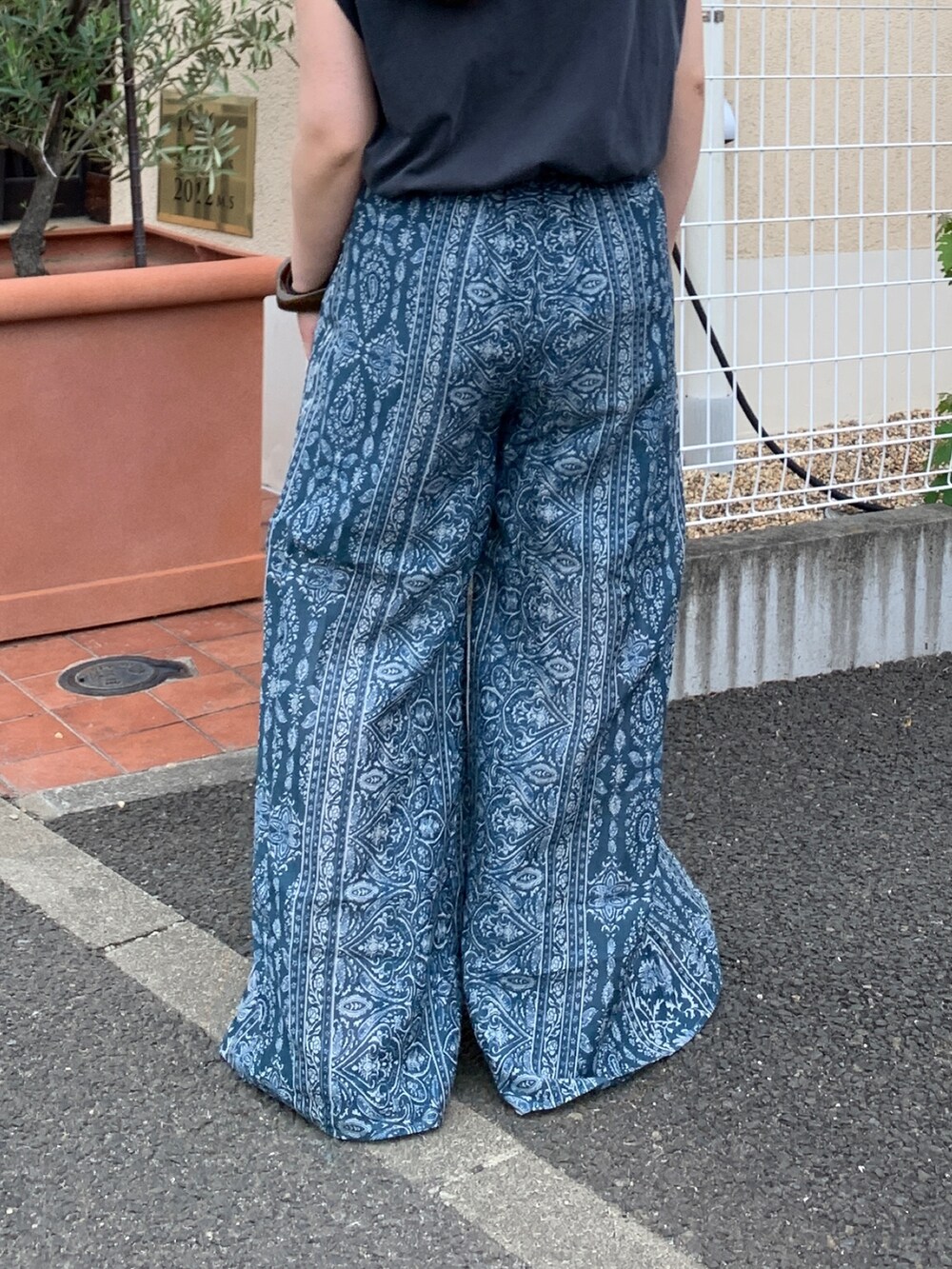 グレー系のタンクトップ、ブルー系のその他パンツを着用したレディースの春コーディネートの7枚目の写真