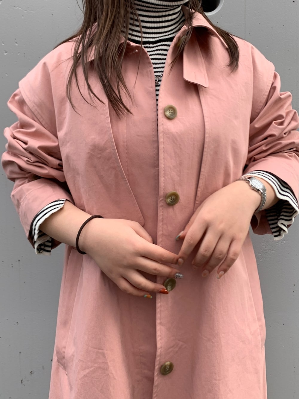 ホワイト系のニット/セーター、ピンク系のその他アウター、ブルー系のデニムパンツを着用したレディースの冬コーディネートの4枚目の写真