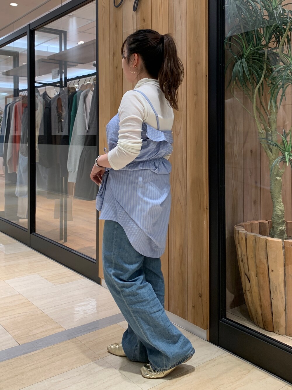 ホワイト系のTシャツ/カットソー、その他のシャツ/ブラウス、ブルー系のデニムパンツを着用したレディースの冬コーディネートの2枚目の写真