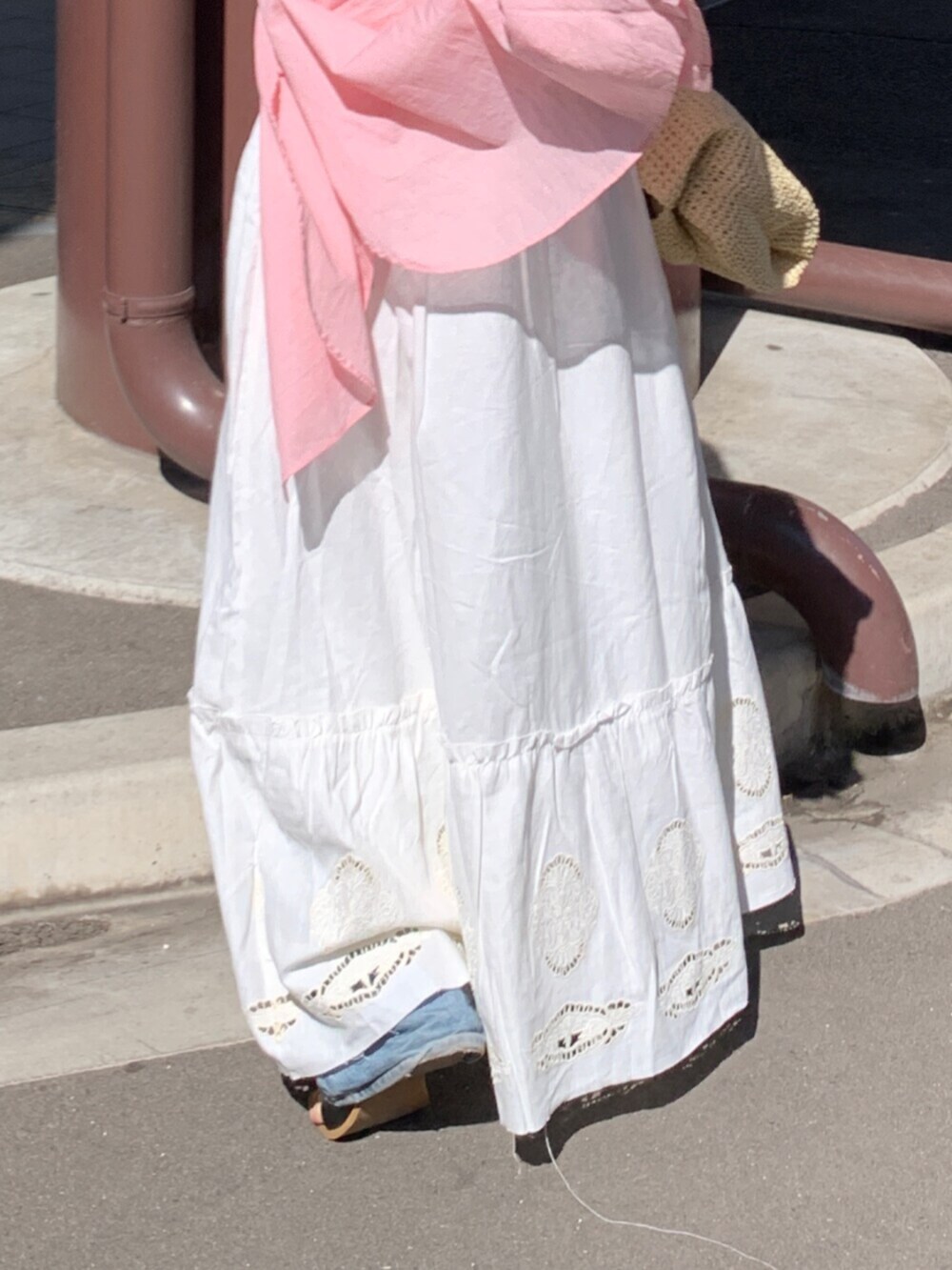 ピンク系のシャツ/ブラウス、ホワイト系のワンピース、ベージュ系のショルダーバッグを着用したレディースの春コーディネートの7枚目の写真