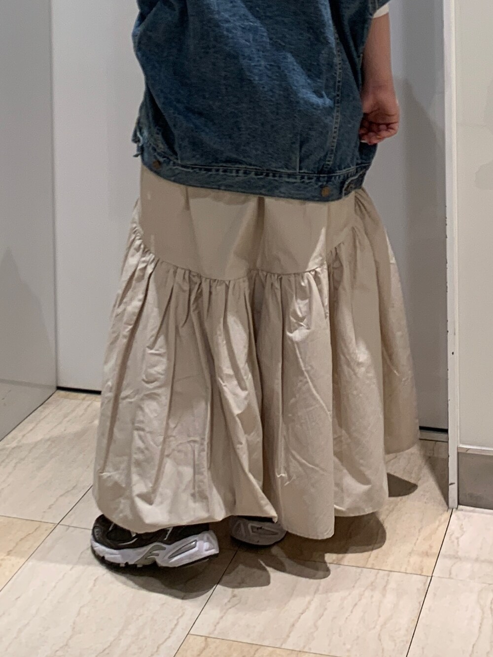 ブルー系のデニムジャケット、ホワイト系のTシャツ/カットソー、ホワイト系のスカートを着用したレディースの冬コーディネートの7枚目の写真