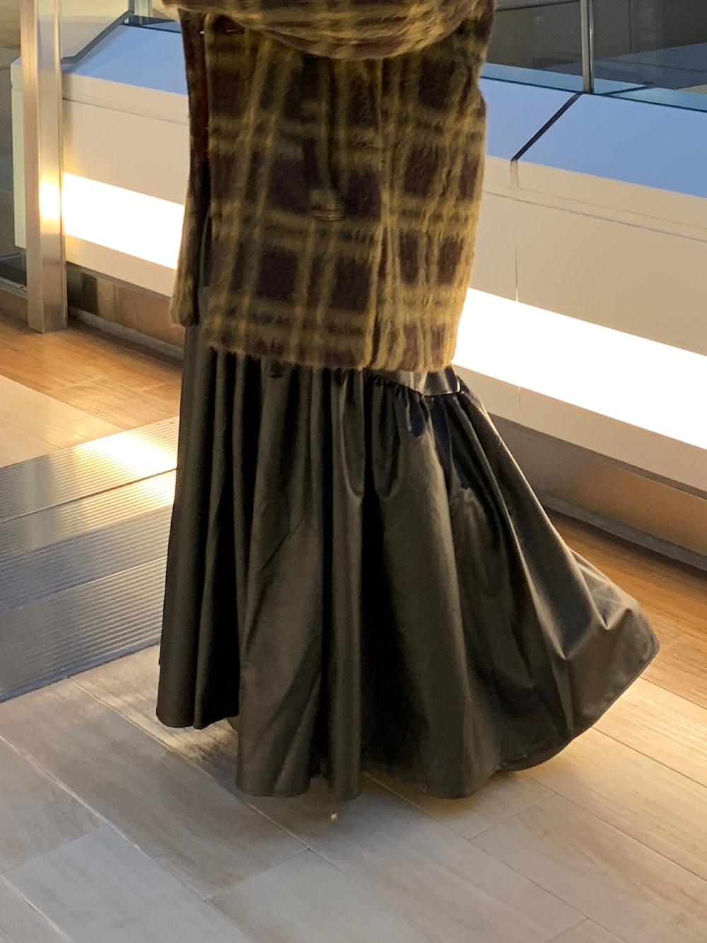 レッド系のニット/セーター、その他のピーコート、ブラック系のスカートを着用したレディースの冬コーディネートの6枚目の写真