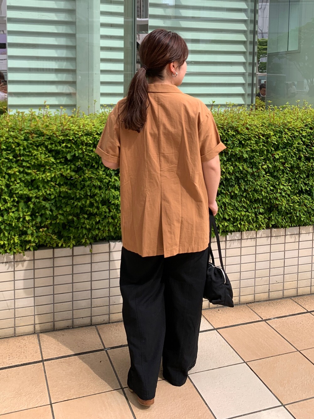 ブラウン系のシャツ/ブラウス、ブラック系のキャミソール、ブラック系のその他パンツを着用したレディースの春コーディネートの3枚目の写真