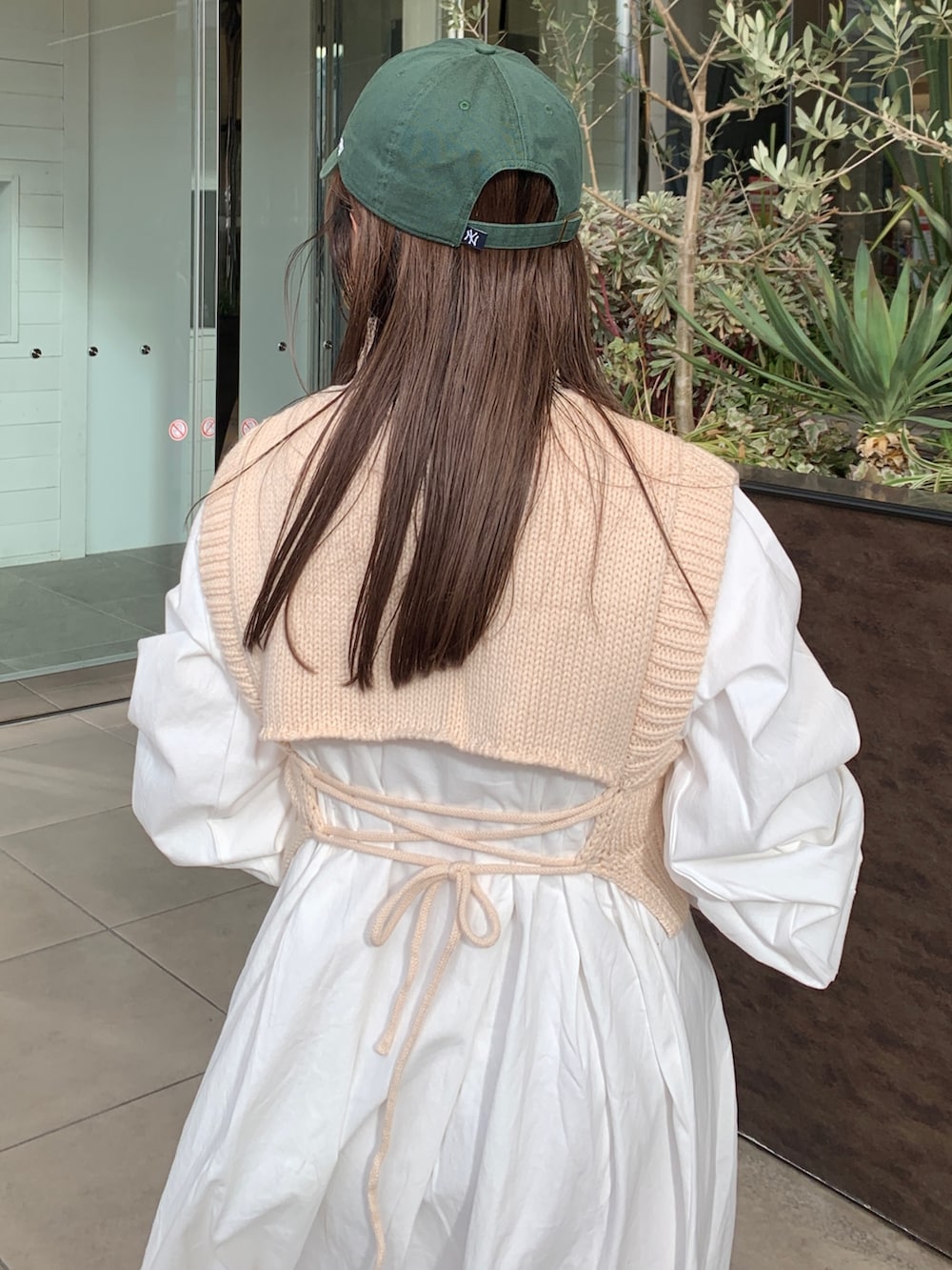 ホワイト系のワンピースを着用したレディースの冬コーディネートの4枚目の写真