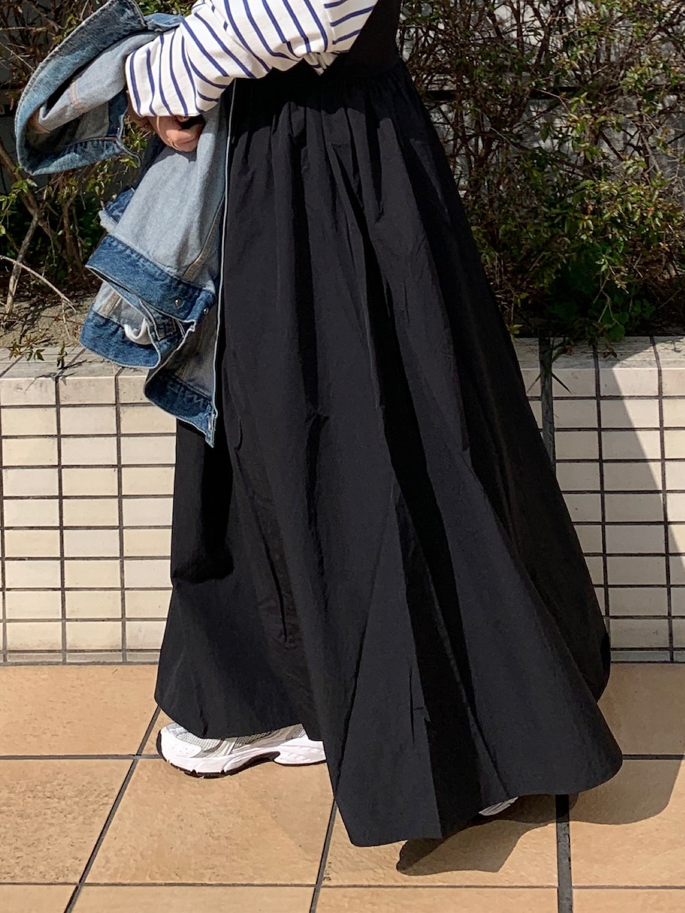 ホワイト系のTシャツ/カットソー、ブルー系のデニムジャケット、ブラック系のワンピースを着用したレディースの春コーディネートの6枚目の写真