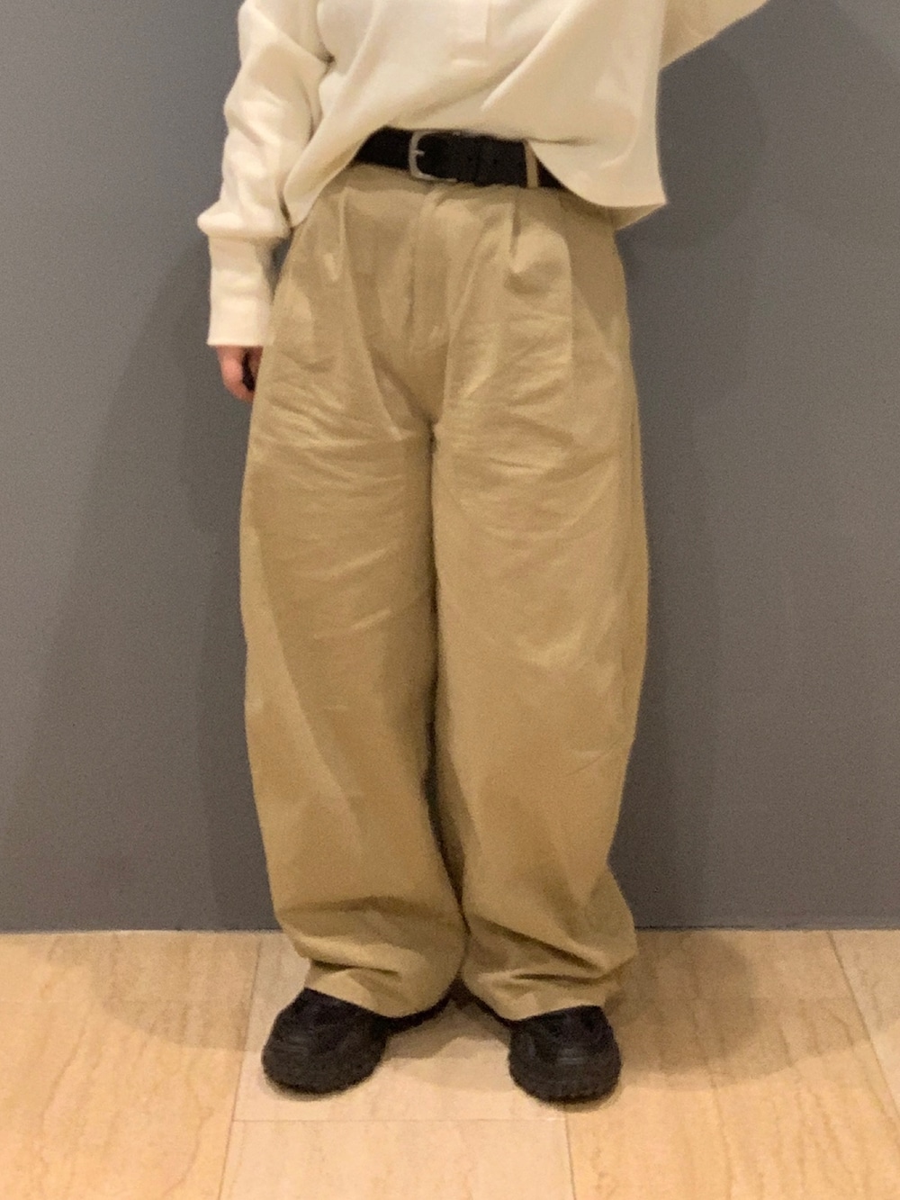 ベージュ系のチノパンツ、ホワイト系のTシャツ/カットソーを着用したレディースの冬コーディネートの5枚目の写真