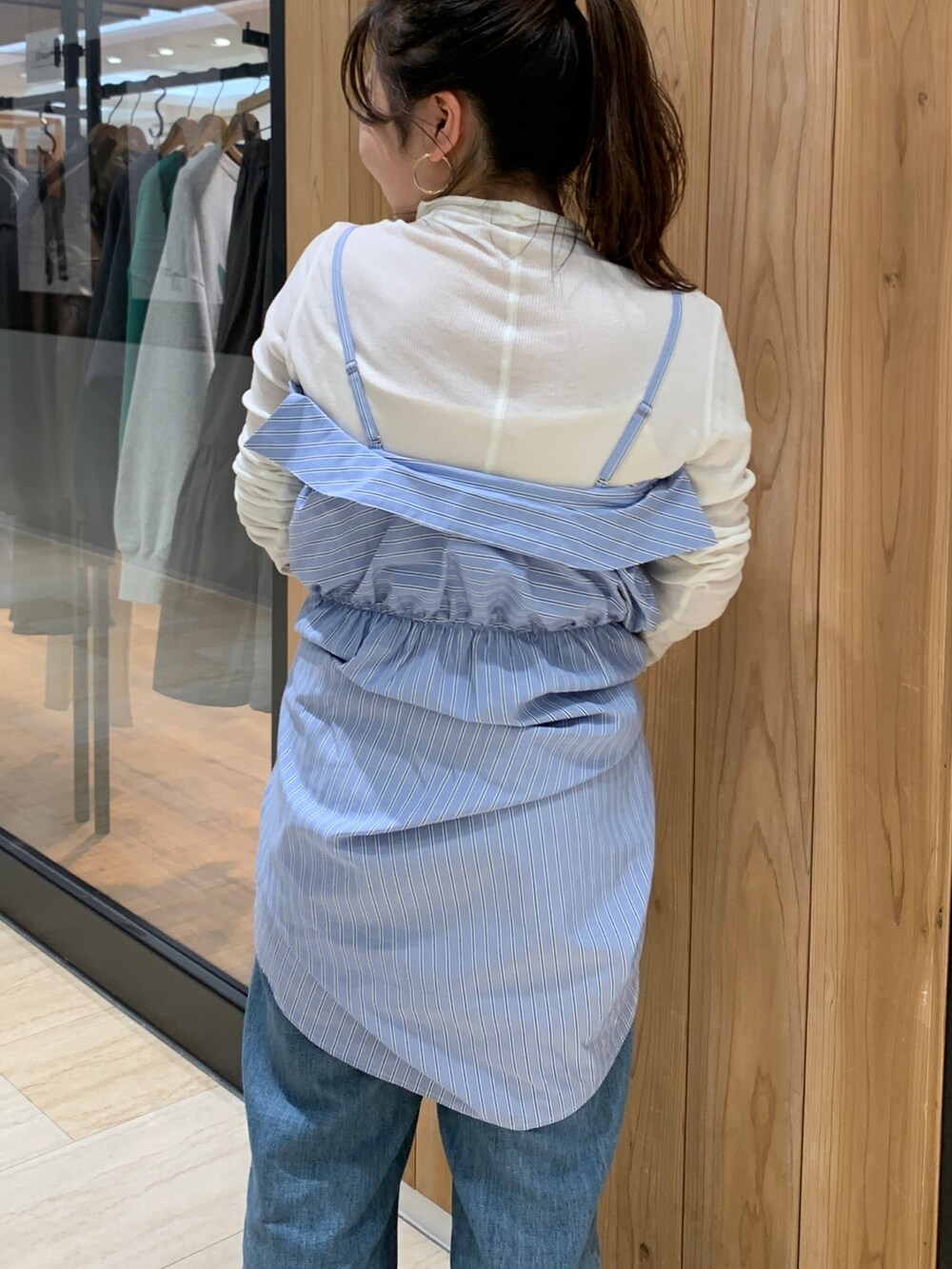 ホワイト系のTシャツ/カットソー、その他のシャツ/ブラウス、ブルー系のデニムパンツを着用したレディースの冬コーディネートの5枚目の写真