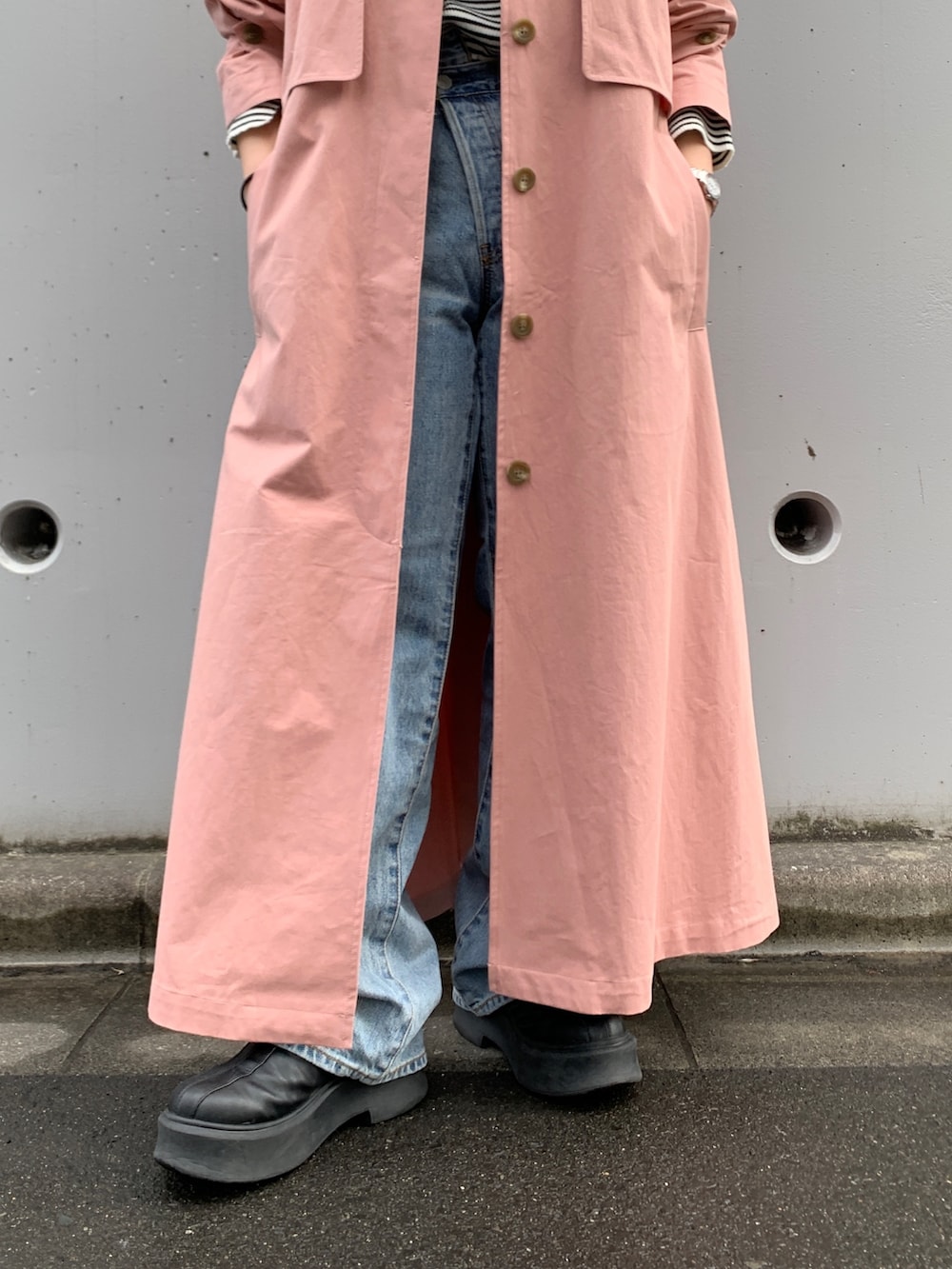 ホワイト系のニット/セーター、ピンク系のその他アウター、ブルー系のデニムパンツを着用したレディースの冬コーディネートの5枚目の写真