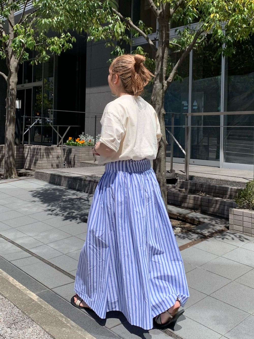 ホワイト系のTシャツ/カットソー、その他のスカート、その他のサンダルを着用したレディースの春コーディネートの2枚目の写真