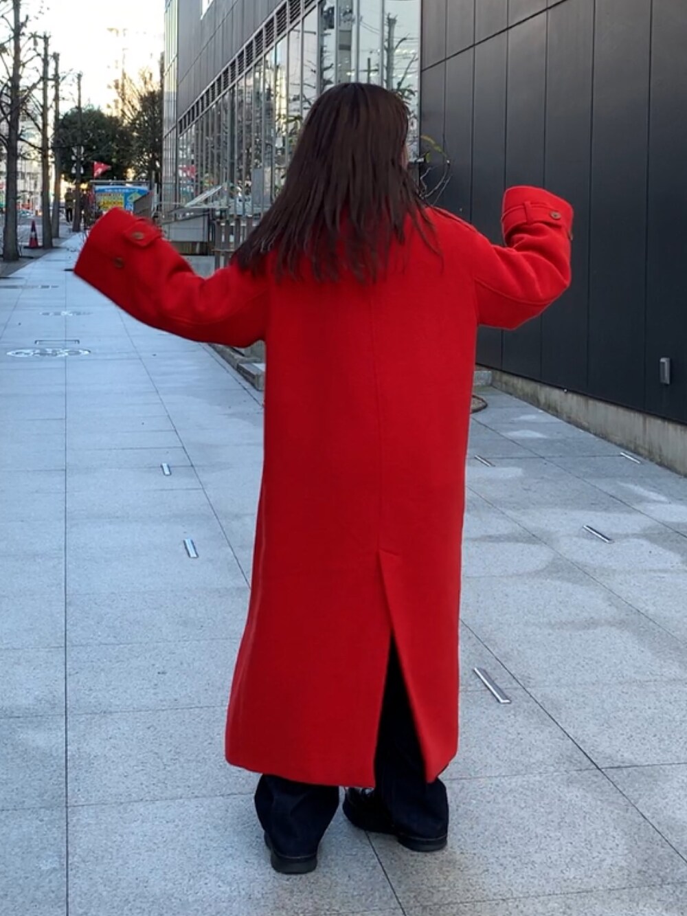 レッド系のその他アウター、ブルー系のデニムパンツを着用したレディースの冬コーディネートの4枚目の写真