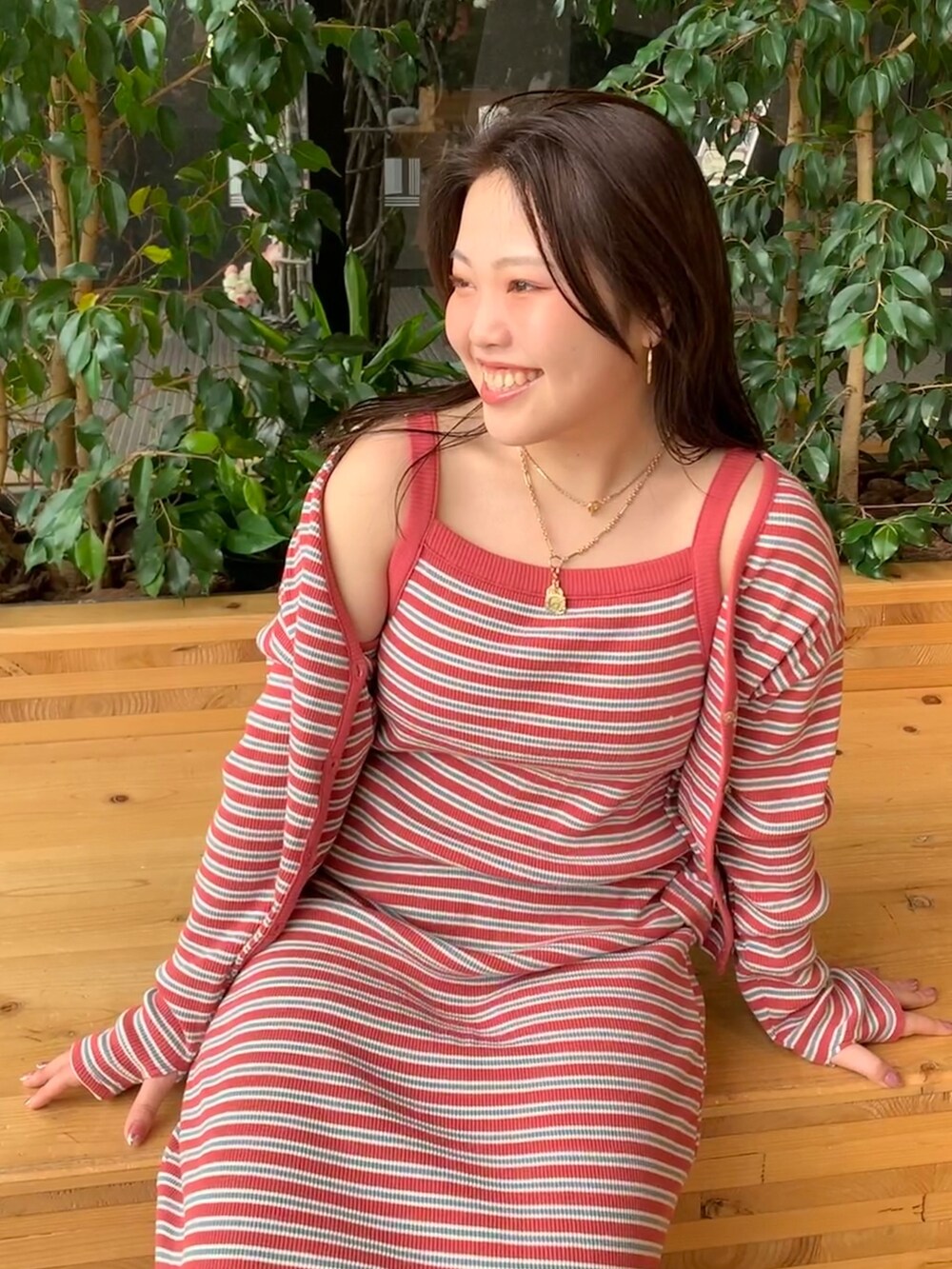 レッド系のワンピースを着用したレディースの春コーディネートの5枚目の写真