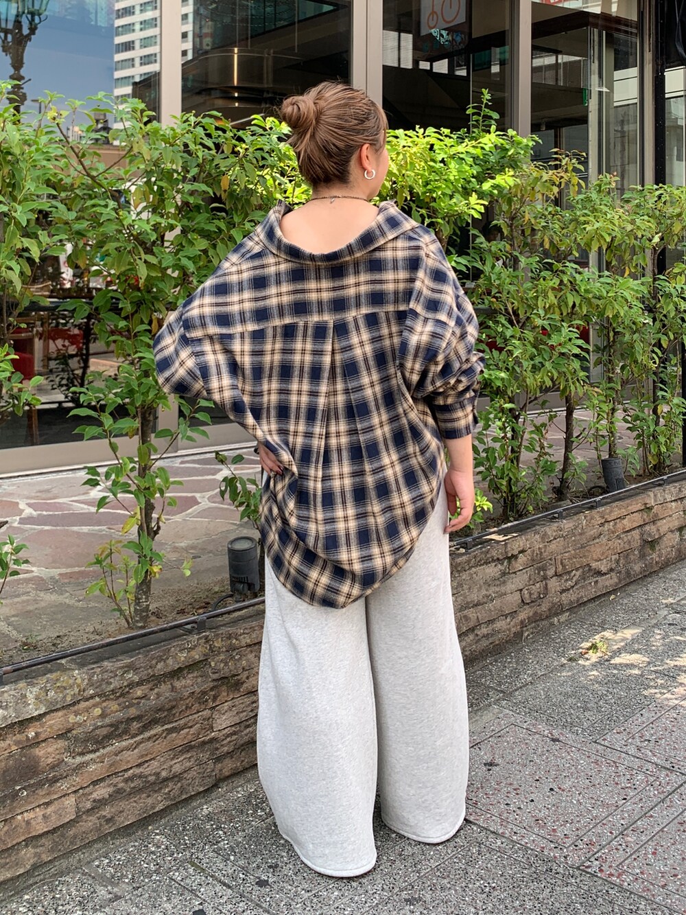 ブルー系のシャツ/ブラウス、グレー系のスウェットパンツを着用したレディースの秋コーディネートの3枚目の写真