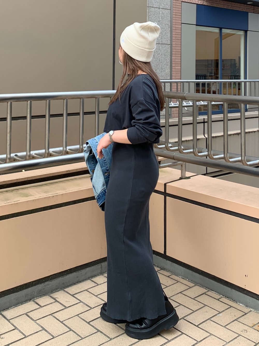 ブラック系のワンピース、ホワイト系のニットキャップ/ビーニーを着用したレディースの夏コーディネートの2枚目の写真