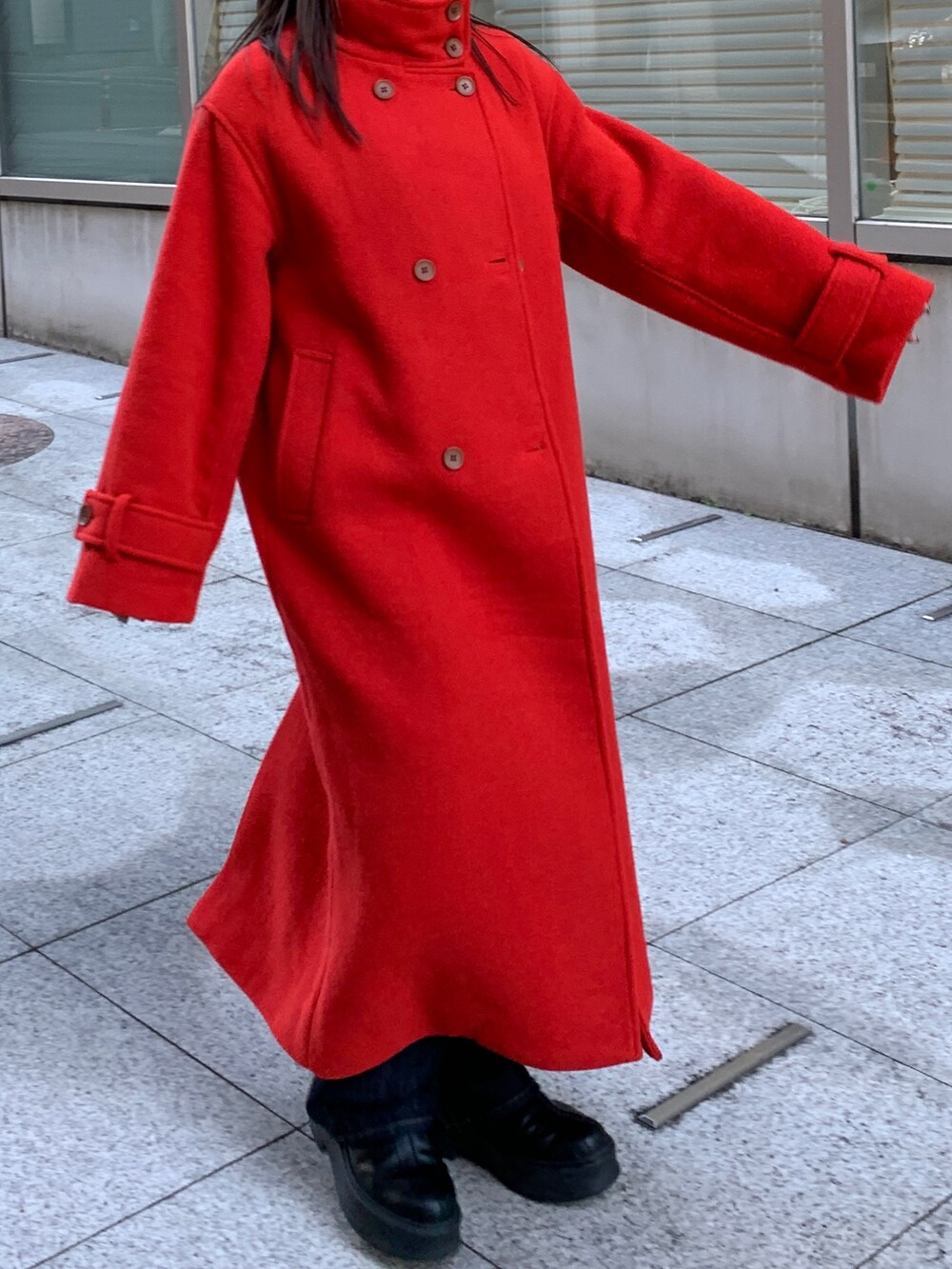 レッド系のその他アウター、ブルー系のデニムパンツを着用したレディースの冬コーディネートの7枚目の写真