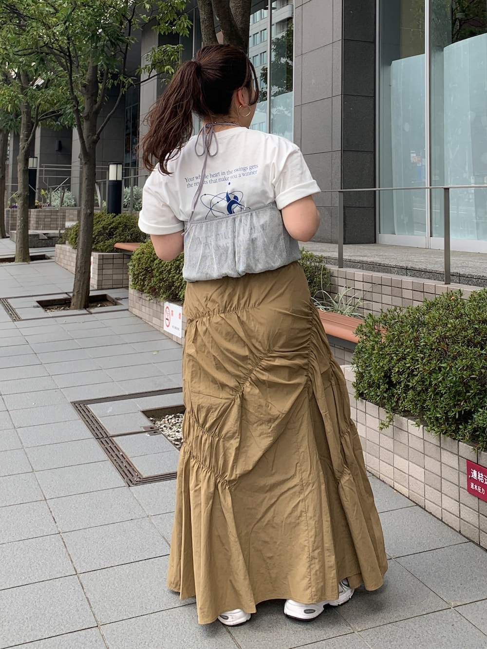 ホワイト系のTシャツ/カットソー、シルバー系のキャミソール、ベージュ系のスカートを着用したレディースの春コーディネートの3枚目の写真