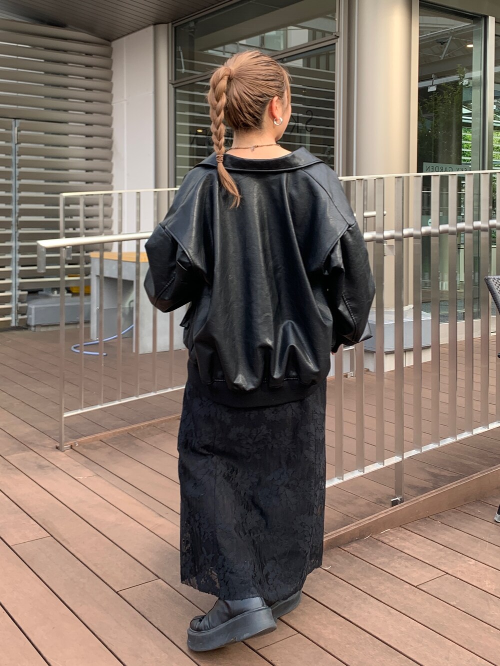 ブラック系のワンピース、ブラック系のブルゾンを着用したレディースの秋コーディネートの3枚目の写真