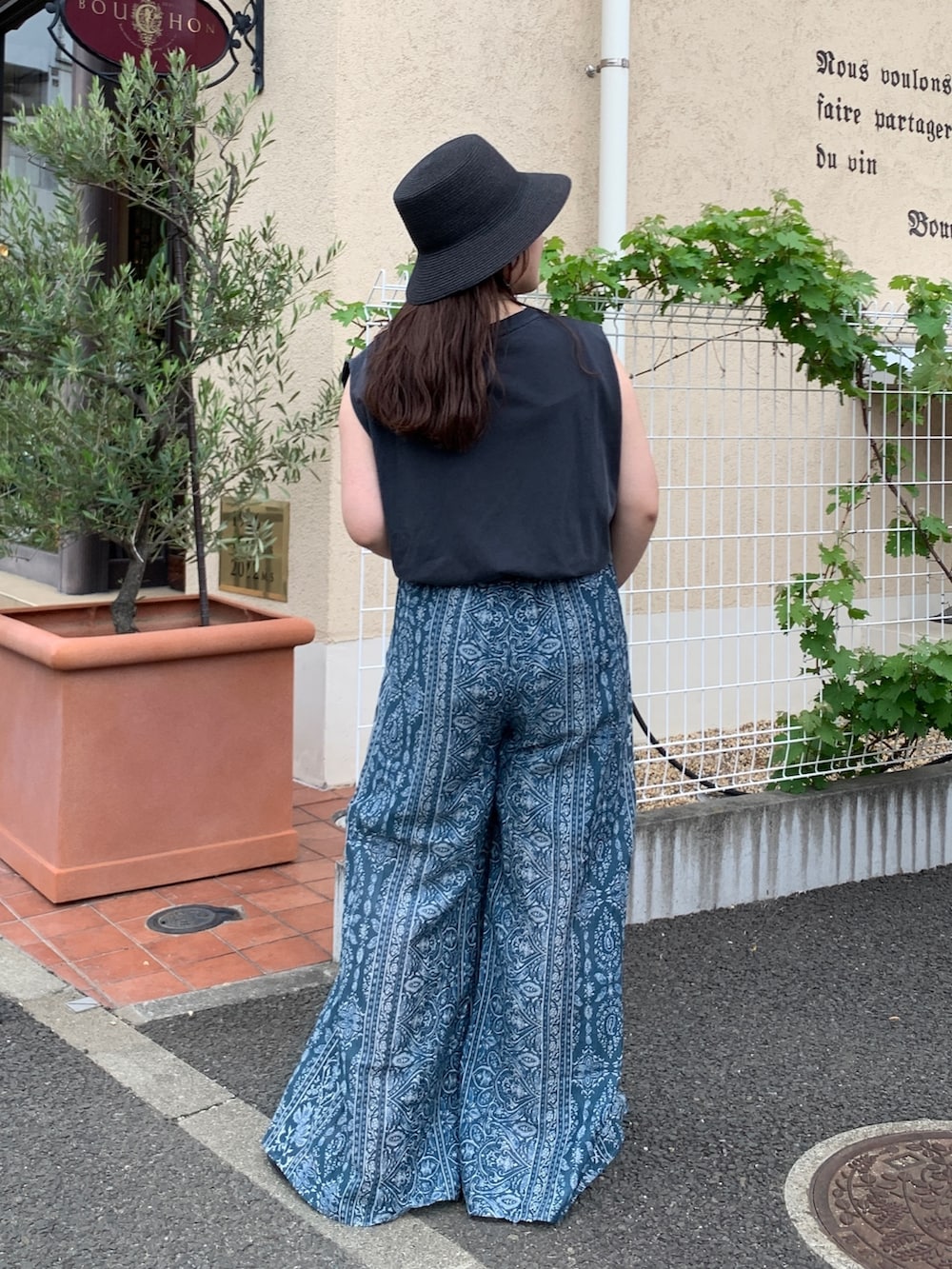 グレー系のタンクトップ、ブルー系のその他パンツを着用したレディースの春コーディネートの3枚目の写真