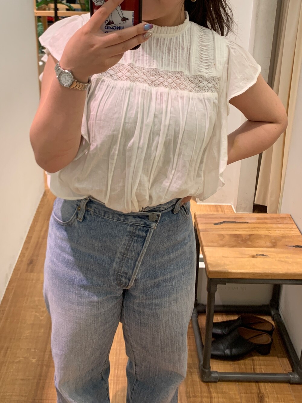 ブルー系のデニムパンツ、ホワイト系のシャツ/ブラウスを着用したレディースの春コーディネートの4枚目の写真