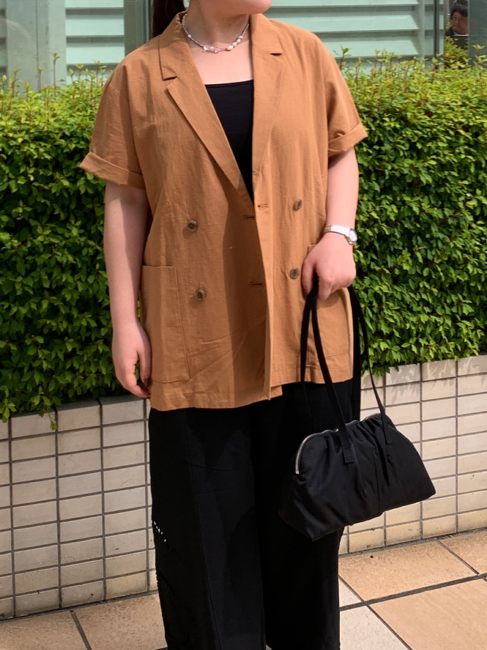 ブラウン系のシャツ/ブラウス、ブラック系のキャミソール、ブラック系のその他パンツを着用したレディースの春コーディネートの4枚目の写真