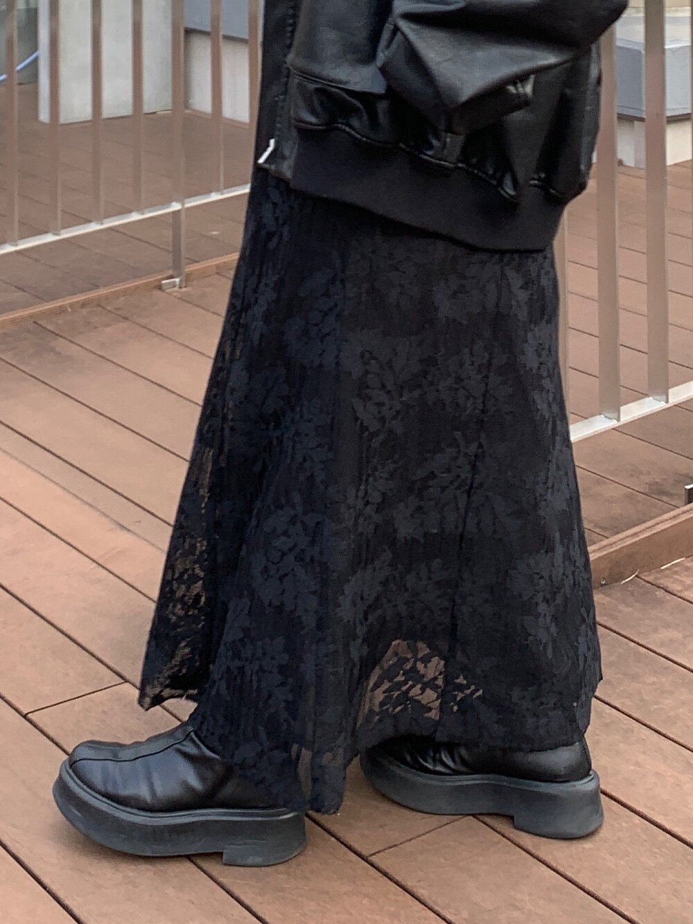 ブラック系のワンピース、ブラック系のブルゾンを着用したレディースの秋コーディネートの6枚目の写真