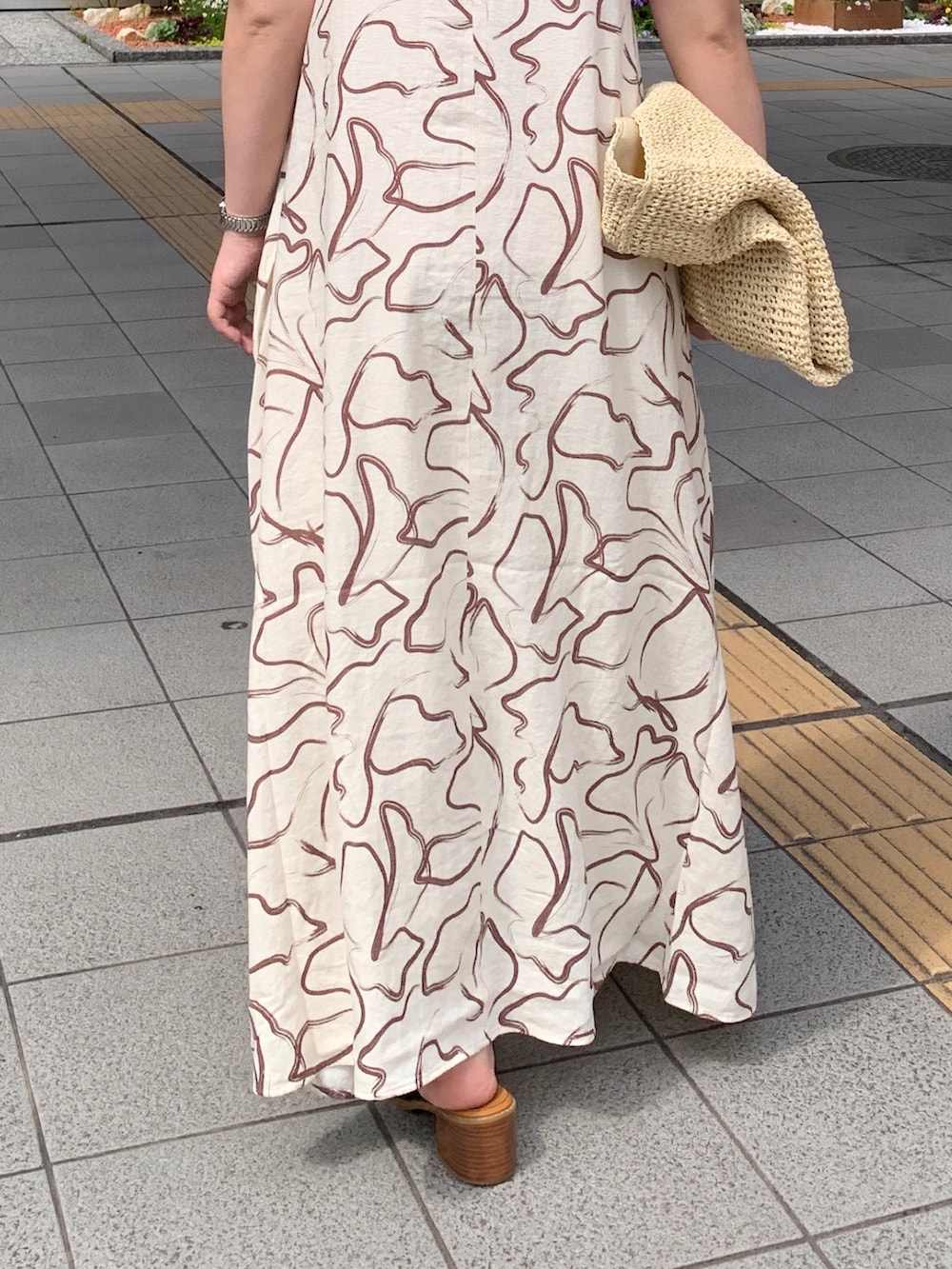 その他のワンピース、レッド系のキャミソールを着用したレディースの夏コーディネートの7枚目の写真