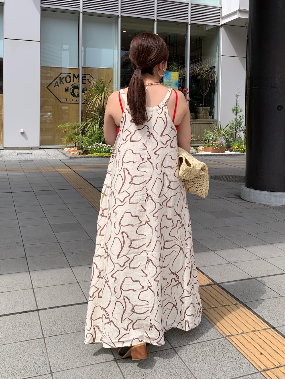 その他のワンピース、レッド系のキャミソールを着用したレディースの夏コーディネートの3枚目の写真