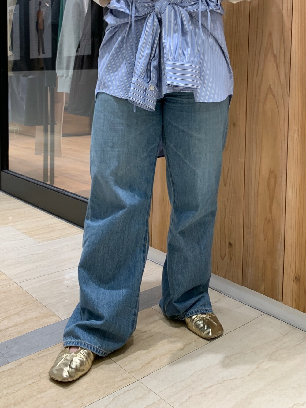 ホワイト系のTシャツ/カットソー、その他のシャツ/ブラウス、ブルー系のデニムパンツを着用したレディースの冬コーディネートの6枚目の写真