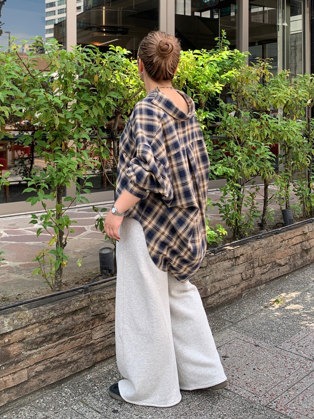 ブルー系のシャツ/ブラウス、グレー系のスウェットパンツを着用したレディースの秋コーディネートの2枚目の写真