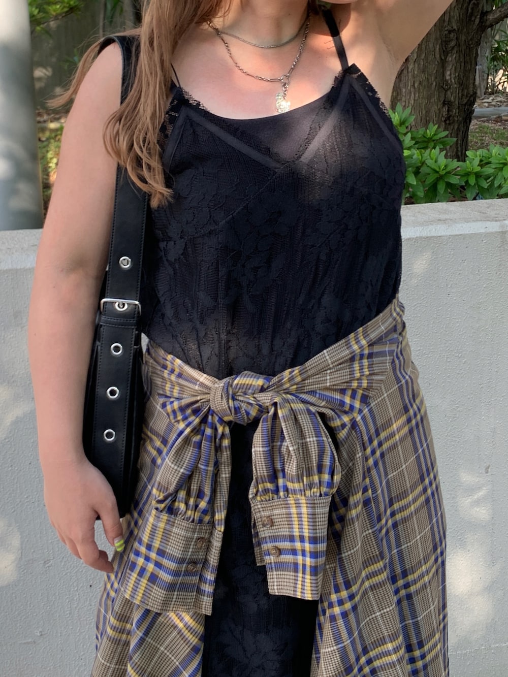 ブラック系のワンピース、ブラック系のショルダーバッグを着用したレディースの秋コーディネートの4枚目の写真