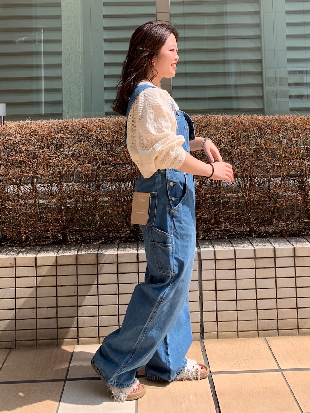 ホワイト系のTシャツ/カットソー、ブルー系のつなぎ/オールインワンを着用したレディースの春コーディネートの2枚目の写真