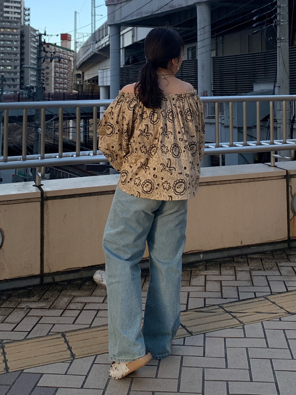 その他のシャツ/ブラウス、ブルー系のデニムパンツ、ホワイト系のサンダルを着用したレディースの冬コーディネートの3枚目の写真