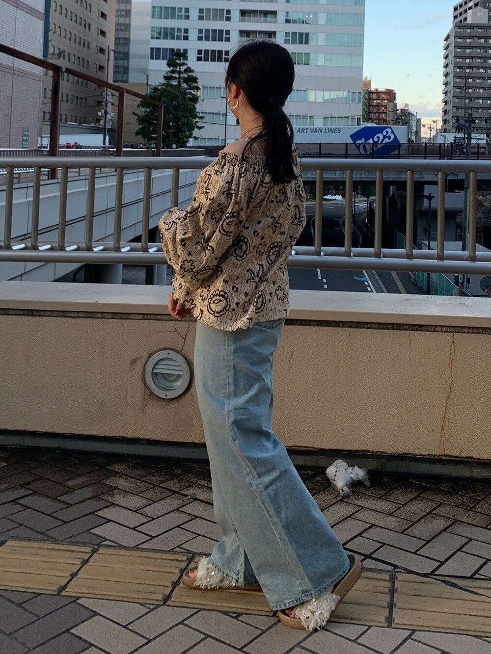 その他のシャツ/ブラウス、ブルー系のデニムパンツ、ホワイト系のサンダルを着用したレディースの冬コーディネートの2枚目の写真