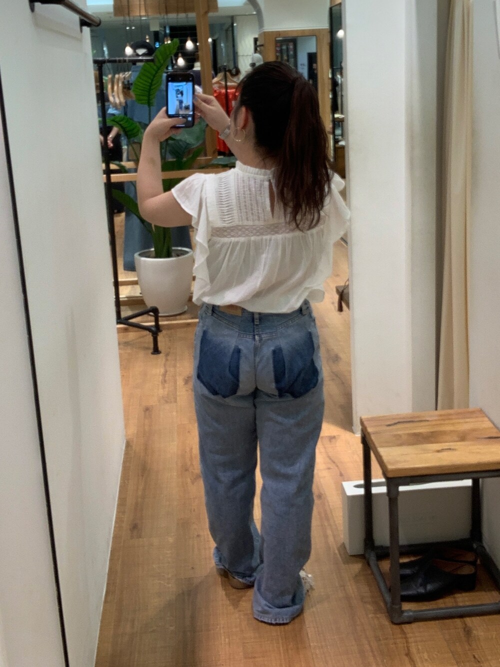 ブルー系のデニムパンツ、ホワイト系のシャツ/ブラウスを着用したレディースの春コーディネートの3枚目の写真