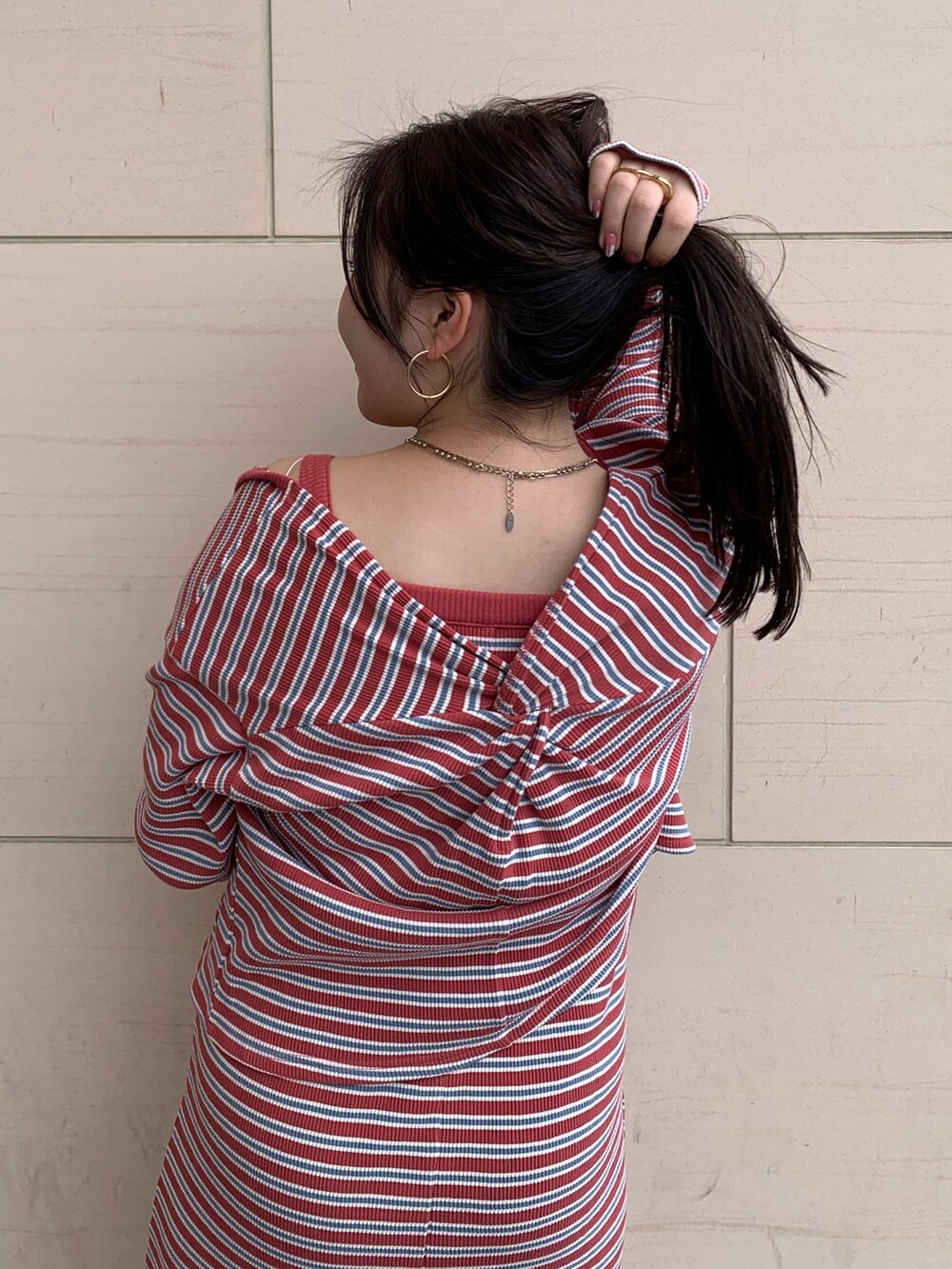 レッド系のワンピースを着用したレディースの春コーディネートの4枚目の写真