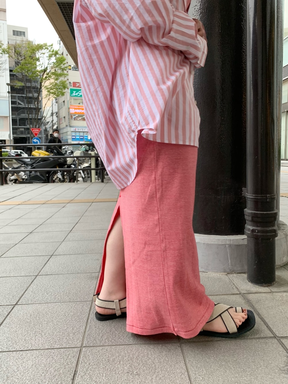 レッド系のワンピース、ピンク系のシャツ/ブラウス、その他のサンダルを着用したレディースの春コーディネートの3枚目の写真