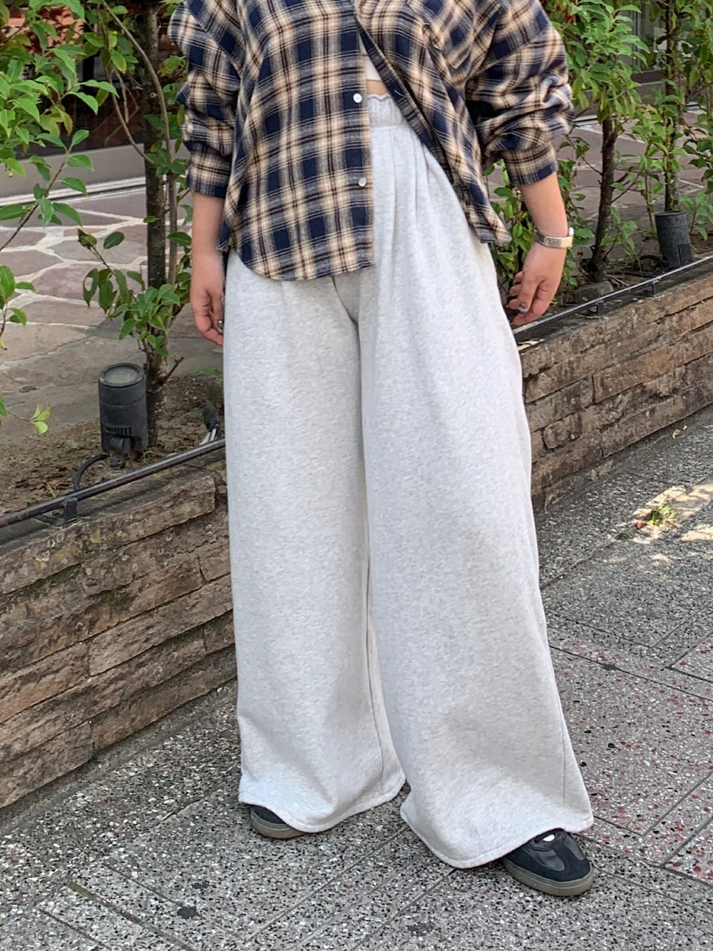 ブルー系のシャツ/ブラウス、グレー系のスウェットパンツを着用したレディースの秋コーディネートの5枚目の写真