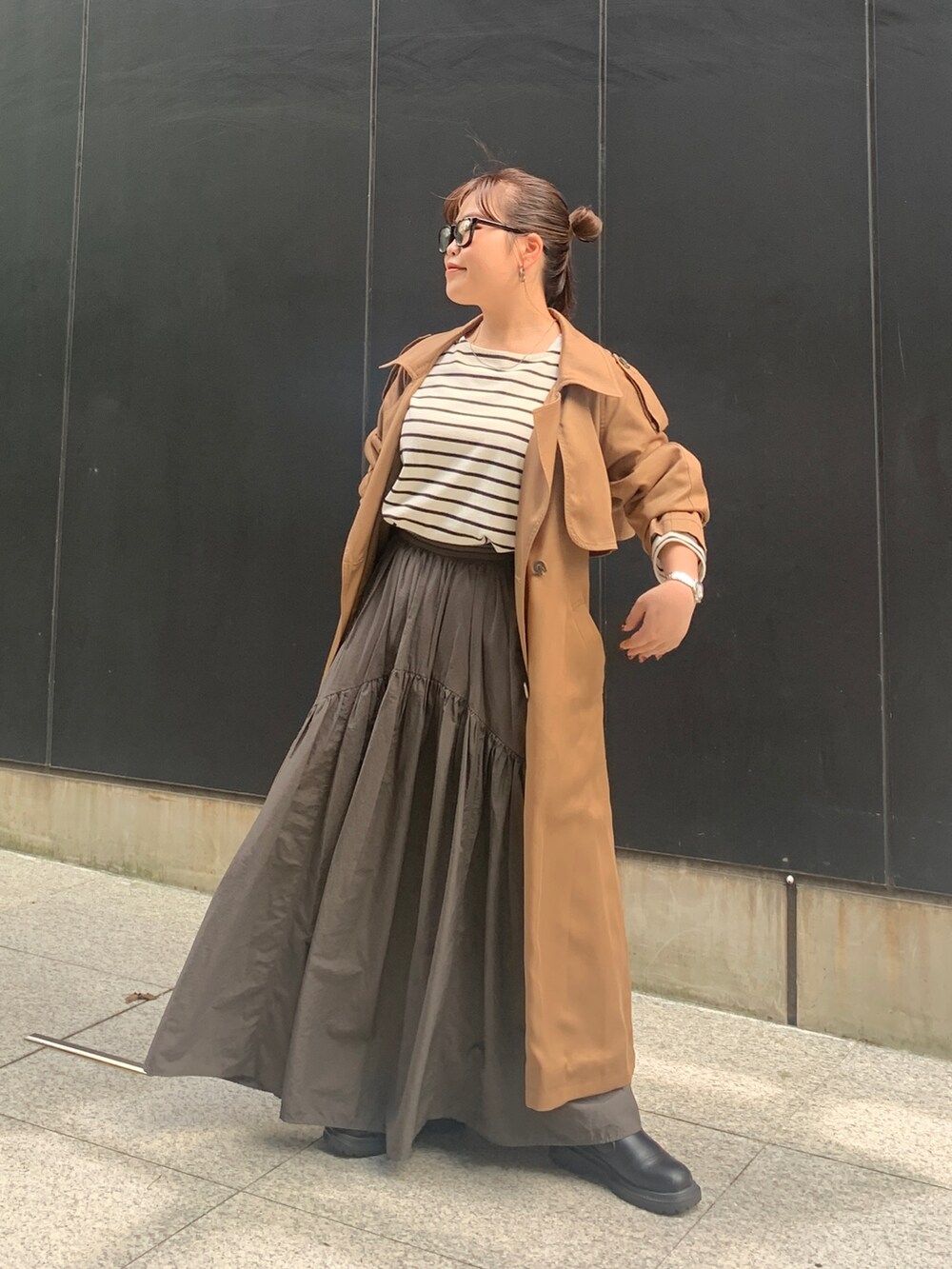 ブルー系のTシャツ/カットソー、ブラウン系のその他アウター、グレー系のスカートを着用したレディースの秋コーディネートの2枚目の写真