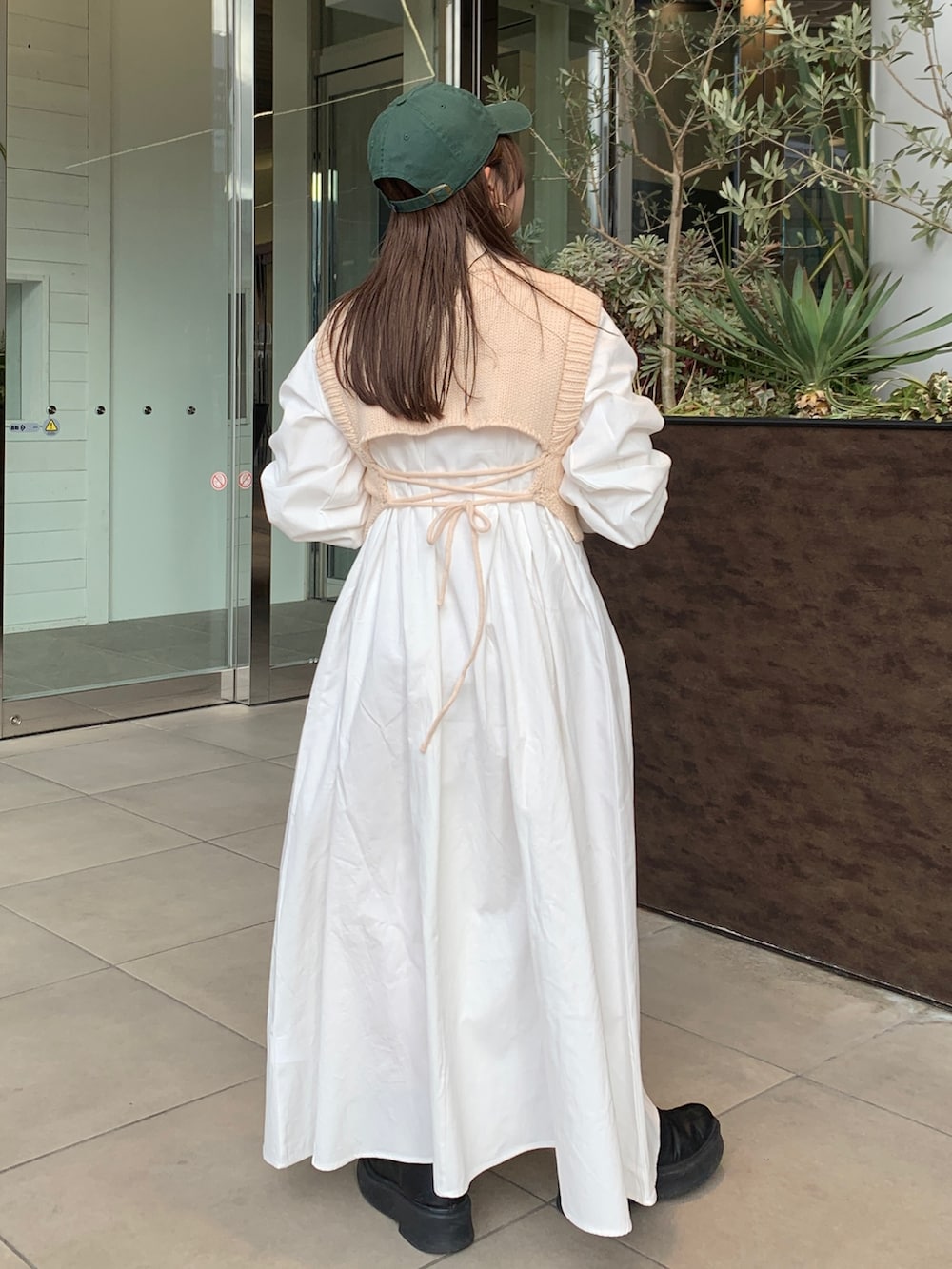 ホワイト系のワンピースを着用したレディースの冬コーディネートの3枚目の写真