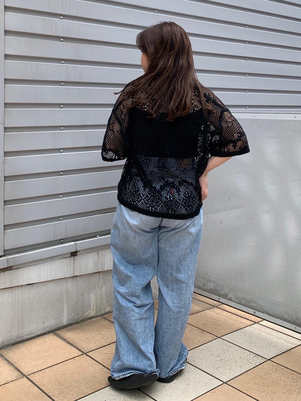 ブラック系のシャツ/ブラウス、ブルー系のデニムパンツ、ブラック系のキャミソールを着用したレディースの夏コーディネートの3枚目の写真