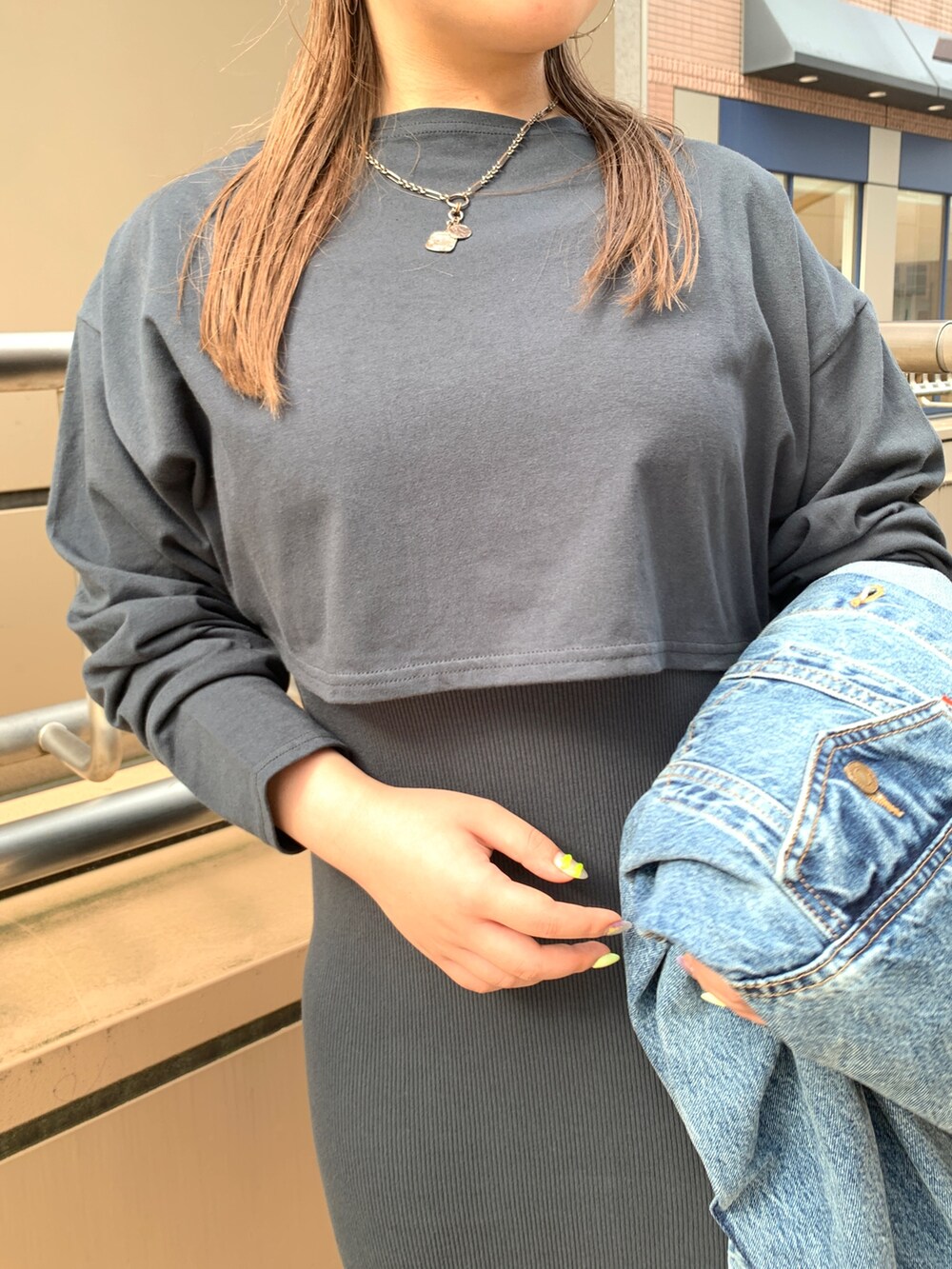 ブラック系のワンピース、ホワイト系のニットキャップ/ビーニーを着用したレディースの夏コーディネートの4枚目の写真