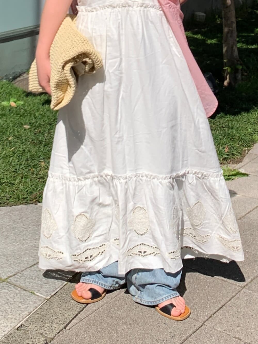 ピンク系のシャツ/ブラウス、ホワイト系のワンピース、ベージュ系のショルダーバッグを着用したレディースの春コーディネートの5枚目の写真