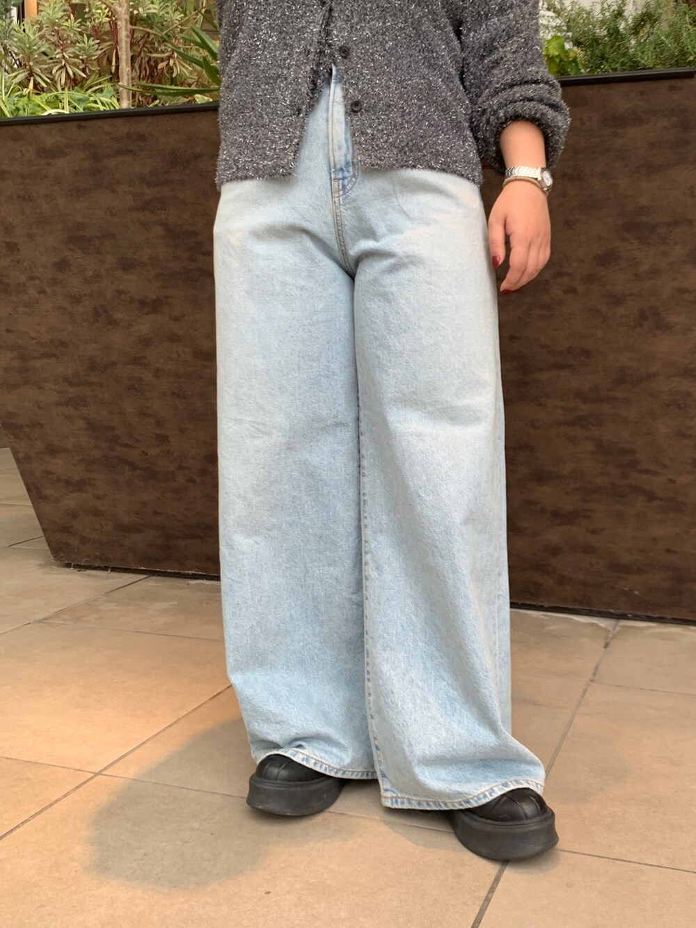 ブラック系のニット/セーター、ブルー系のデニムパンツを着用したレディースの冬コーディネートの4枚目の写真