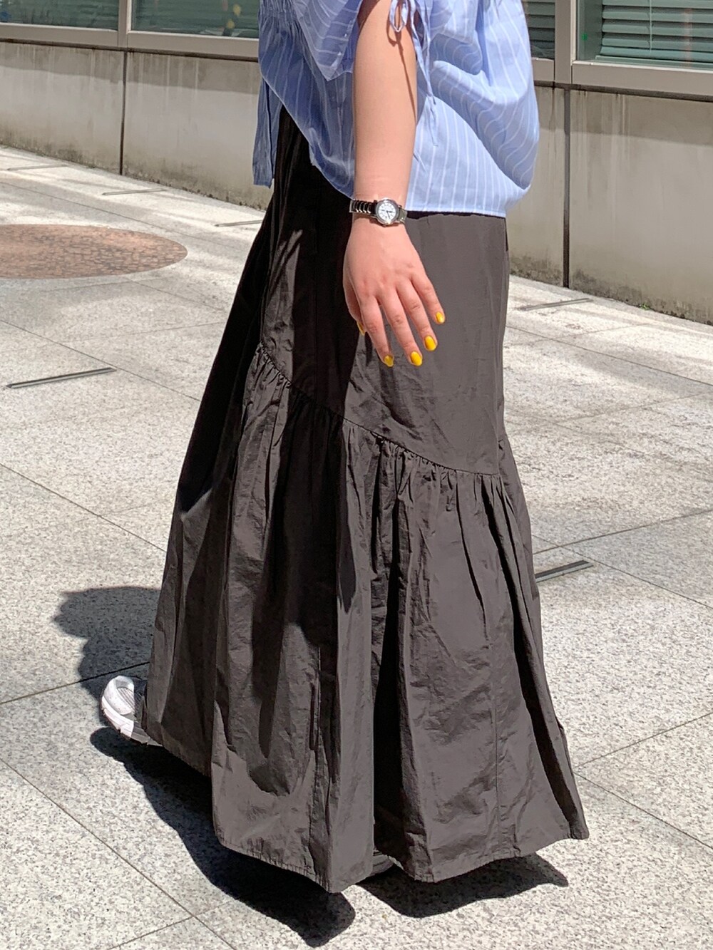 その他のシャツ/ブラウス、ブラック系のキャミソール、グレー系のスカートを着用したレディースの春コーディネートの6枚目の写真