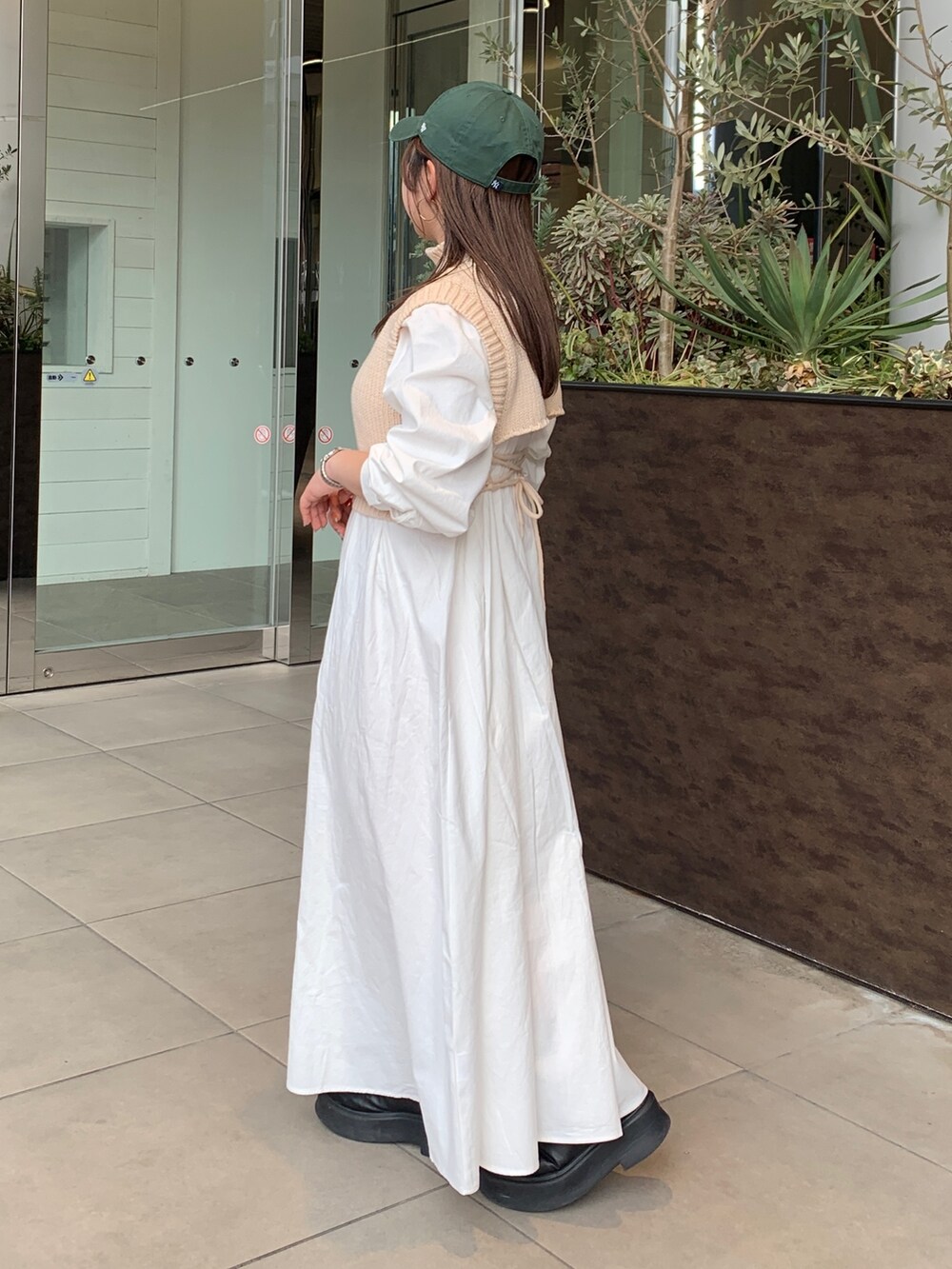 ホワイト系のワンピースを着用したレディースの冬コーディネートの2枚目の写真