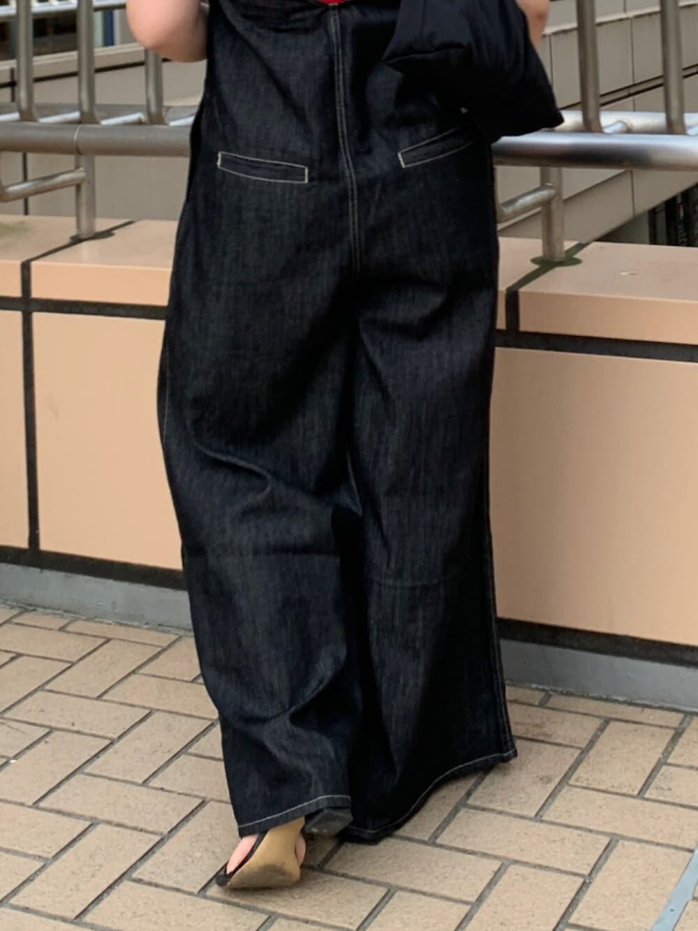 ブラック系のつなぎ/オールインワン、レッド系のキャミソールを着用したレディースの夏コーディネートの7枚目の写真