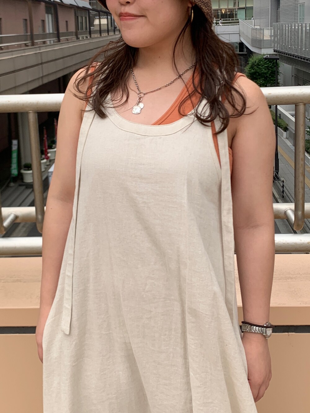 ホワイト系のワンピース、ブラウン系のニットキャップ/ビーニーを着用したレディースの夏コーディネートの4枚目の写真